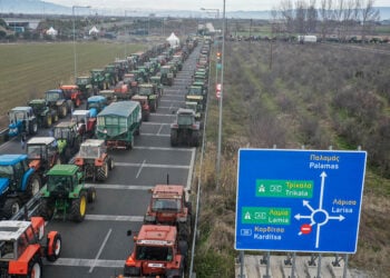 Κινητοποίηση αγροτών στον κόμβο του αυτοκινητόδρομου Ε65 έξω από την πόλη της Καρδίτσας (φωτ.: EUROKINISSI / Αντώνης Νικολόπουλος)