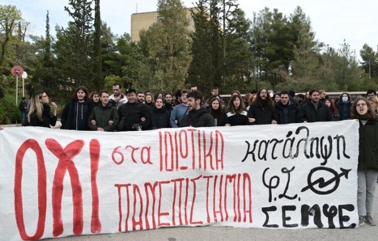 Στιγμιότυπο από την κατάληψη του κτηρίου Διοίκησης στην Πολυτεχνειούπολη Ζωγράφου (φωτ.: EUROKINISSI/Τατιάνα Μπόλαρη)