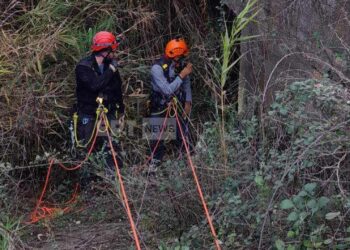 Στελέχη της Ομάδας Διαχείρισης Κρίσεων ερευνούν την περιοχή όπου εξαφανίστηκε ο Μπάμπης Κούτσικος (φωτ.: ertnews.gr / Ομάδα Διαχείρισης Κρίσεων)