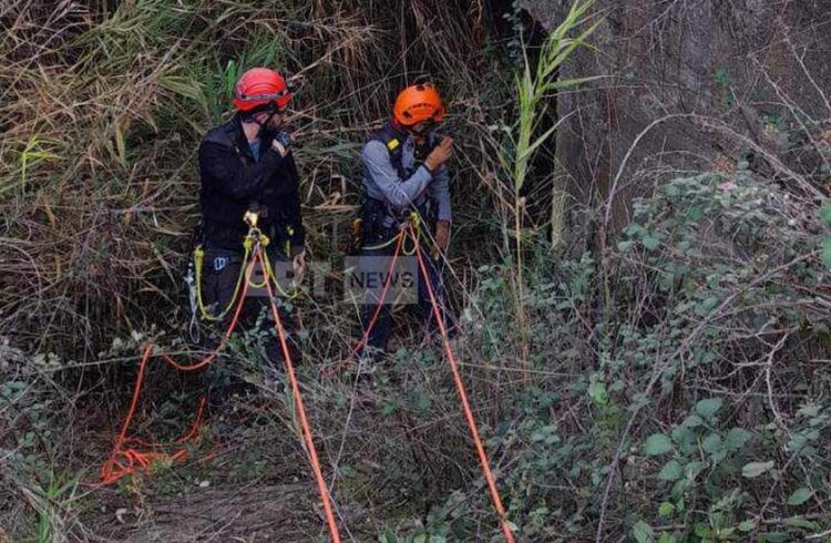 Στελέχη της Ομάδας Διαχείρισης Κρίσεων ερευνούν την περιοχή όπου εξαφανίστηκε ο Μπάμπης Κούτσικος (φωτ.: ertnews.gr / Ομάδα Διαχείρισης Κρίσεων)