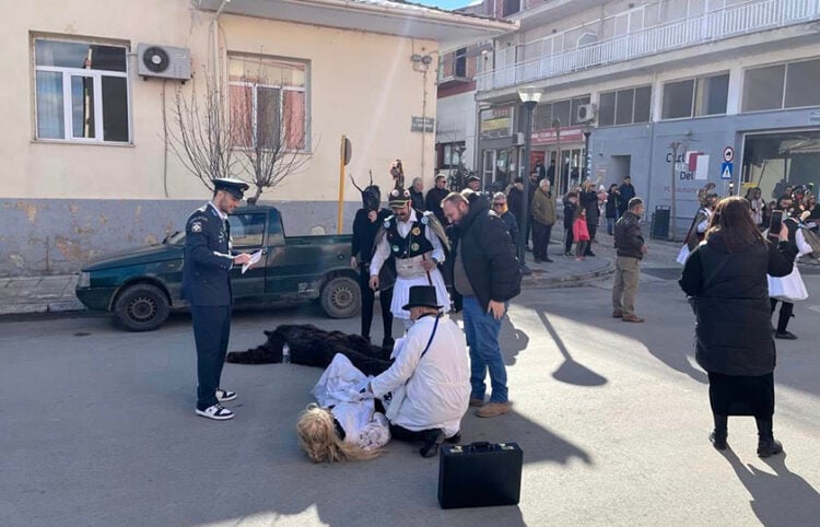 Η... νύφη εξετάζεται, ένας Μωμόγερος επιτηρεί, το ίδιο και ο αστυνόμος (φωτ.: Facebook / Art IN)