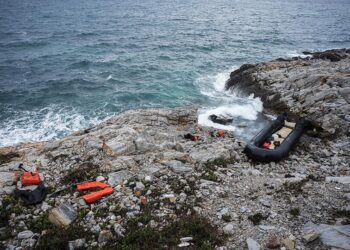 Ναυάγιο στη θαλάσσια περιοχή του Αγίου Γεωργίου Λουτρόπολης Θερμής στη Λέσβο 
(φωτ.: EUROKINISSI / Παναγιώτης Μπαλάσκας)