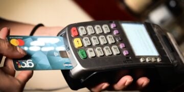 Χρήση κάρτας σε μηχάνημα POS (φωτ. αρχείου: EUROKINISSI/Έφη Σκάζα)