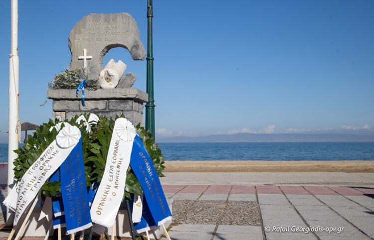 Στην Αγία Τριάδα Θεσσαλονίκης υπάρχει μνημείο που αποτελείται από ένα κομμάτι κίονα, τμήμα της εκκλησίας της Κοιμήσεως της Θεοτόκου στο Οικονομείο (φωτ.: Ραφαήλ Γεωργιάδης)