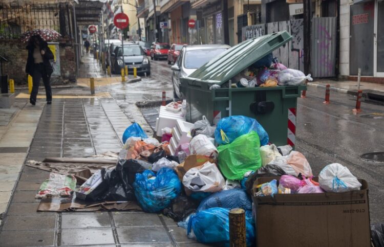 Χαρακτηριστικό των τελευταίων εβδομάδων είναι ότι οι κάδοι είναι γεμάτοι με σκουπίδια, ενώ οι άκρες των πεζοδρομίων ήταν γεμάτες με πεσμένα, ξερά φύλλα (φωτ.: ΜΟΤΙΟΝΤΕΑΜ/Βασίλης Βερβερίδης)