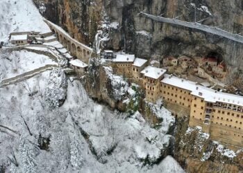 Η Παναγία Σουμελά χιονισμένη και από ψηλά (φωτ.: Anadolu)