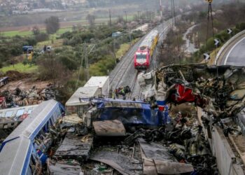 Τα μοιραία βαγόνια απομακρύνονται από το σημείο της τραγωδίας (φωτ.: EUROKINISSI/Λεωνίδας Τζέκας)