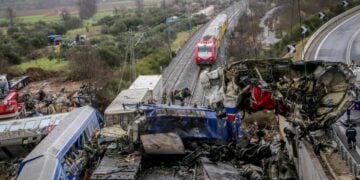 Τα μοιραία βαγόνια απομακρύνονται από το σημείο της τραγωδίας (φωτ. αρχείου: EUROKINISSI/Λεωνίδας Τζέκας)