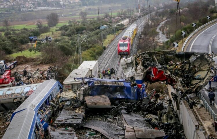 Τα μοιραία βαγόνια απομακρύνονται από το σημείο της τραγωδίας (φωτ.: EUROKINISSI/Λεωνίδας Τζέκας)