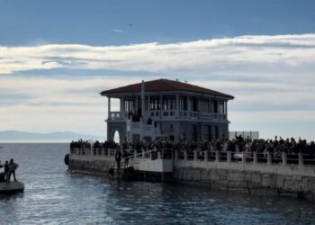 Γεμάτη κόσμο η αποβάθρα στη Χαλκηδόνα, όπου τελέστηκαν τα Θεοφάνια μετά από 49 χρόνια (φωτ.: facebook/Sismanoglio Megaro - Consulate General of Greece in Istanbul)