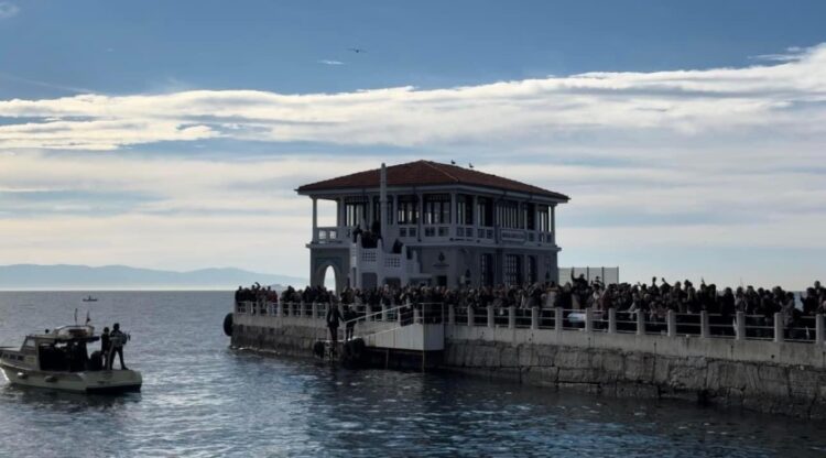 Γεμάτη κόσμο η αποβάθρα στη Χαλκηδόνα, όπου τελέστηκαν τα Θεοφάνια μετά από 49 χρόνια (φωτ.: facebook/Sismanoglio Megaro - Consulate General of Greece in Istanbul)