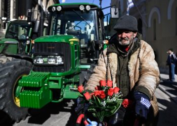 Αγρότες με τα τρακτέρ και τα όμορφα τριαντάφυλλά τους κατέβηκαν στους δρόμους της Λαμίας (φωτ.: EUROKINISSI/Νάσος Σιμόπουλος)