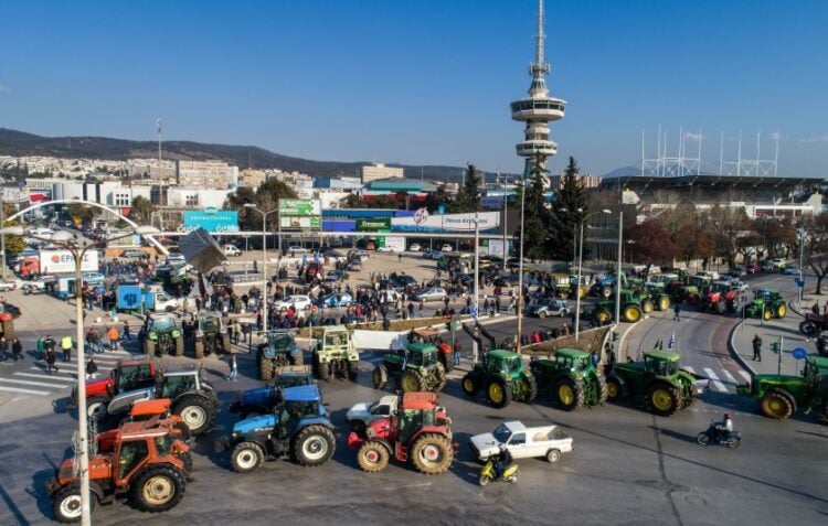 Στιγμιότυπο από παλιότερη διαμαρτυρία των αγροτών με τα τρακτέρ σταθμευμένα έξω από τη ΔΕΘ, στη διάρκεια της Agrotica (φωτ.: ΜΟΤΙΟΝΤΕΑΜ/Βασίλης Βερβερίδης)