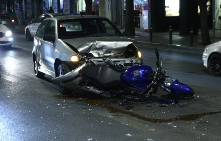 Στην Ομόνοια, η μηχανή εξετράπη της πορείας της και προσέκρουσε σε ΙΧ, με αποτέλεσμα να σκοτωθούν οι αναβάτες της (φωτ.: EUROKINISSI/Χρήστος Μπόνης)