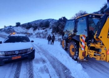 Εκχιονιστικό μηχάνημα σε αγροτικό δρόμο, ο οποίος έχει κλείσει για τα οχήματα χωρίς αλυσίδες (φωτ. αρχείου: ΑΠΕ-ΜΠΕ/Ευάγγελος Μπουγιώτης)