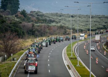 Τρακτέρ σε παράδρομο της εθνικής οδού Αθηνών - Λαμίας, στην Ανθήλη Φθιώτιδας (φωτ.: Νάσος Σιμόπουλος/ EUROKINISSI)