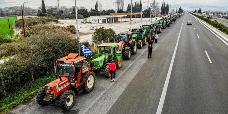 Τρακτέρ σε παράδρομο της εθνικής οδού Αθηνών - Λαμίας, στην Ανθήλη Φθιώτιδας καθοδόν προς το Καστρο Βοιωτίας και τελικό προορισμό την Αθήνα , Δευτέρα 19 Φεβρουαρίου 2024. (Φωτ.: Eurokinissi/Νάσος Σιμόπουλος)