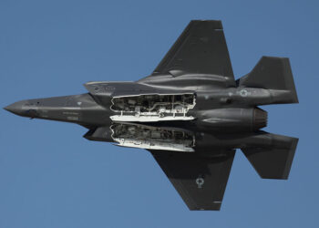 Ένα F-35 των ΗΠΑ κατά τη διάρκεια του Dubai Airshow 2023 (φωτ.: EPA / Ali Haider)