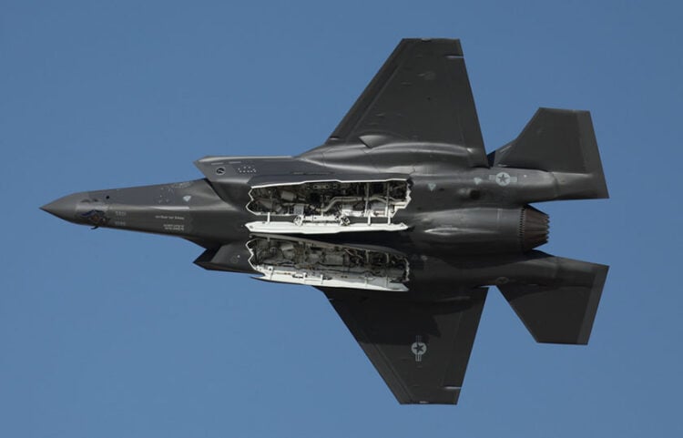 Ένα F-35 των ΗΠΑ κατά τη διάρκεια του Dubai Airshow 2023 (φωτ.: EPA / Ali Haider)