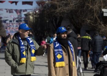 Πολίτες φορούν καπέλα και κασκόλ με το χάρτη του Κοσόβου στη διάρκεια εορτασμών στην Πρίστινα (φωτ.: EPA/Georgi Licovski)