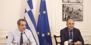 Κυριάκος Μητσοτάκης και Γιώργος Γεραπετρίτης (φωτ.: 
ΑΠΕ-ΜΠΕ/ Γρ. Τύπου Πρωθυπουργού/Δημήτρης Παπαμήτσος)