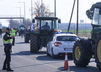 Τρακτέρ συνοδεία περιπολικών καθοδόν προς την Αθήνα (φωτ.: Eurokinissi)