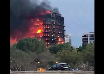 Φωτιά σε πολυώροφο συγκρότημα κατοικιών στη Βαλένθια (φωτ.: twitter.com/PPval69)