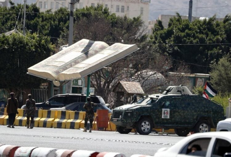 Στρατιώτες Χούθι περιπολούν σε δρόμο της Σαναά στην Υεμένη (φωτ.: EPA/YAHYA ARHAB)