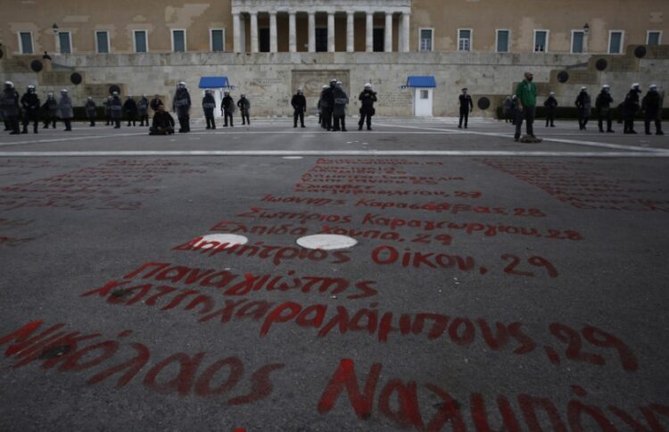 Τα ονόματα των θυμάτων των Τεμπών διακρίνονται γραμμένα μπροστά από το μνημείο του Αγνώστου Στρατιώτη, κατά τη διάρκεια της συγκέντρωσης διαμαρτυρίας στο κέντρο της Αθήνας (φωτ.: ΑΠΕ-ΜΠΕ /Γιάννης Κολεσίδης)