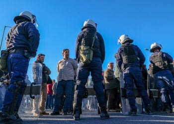 Συμβολικός αποκλεισμός της εθνικής οδού στο ύψος του κόμβου της Νίκαιας στη Λάρισα (φωτ.: EUROKINISSI)