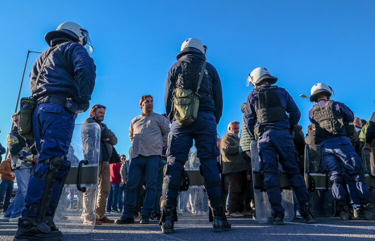 Συμβολικός αποκλεισμός της εθνικής οδού στο ύψος του κόμβου της Νίκαιας στη Λάρισα (φωτ.: EUROKINISSI)