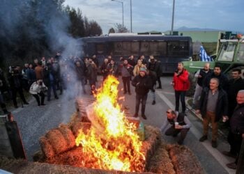 Φωτιά σε  μπάλες από άχυρα στον Πλατύκαμπο Λάρισας (φωτ.: EUROKINISSI)