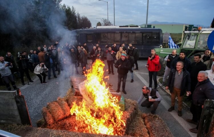 Φωτιά σε  μπάλες από άχυρα στον Πλατύκαμπο Λάρισας (φωτ.: EUROKINISSI)