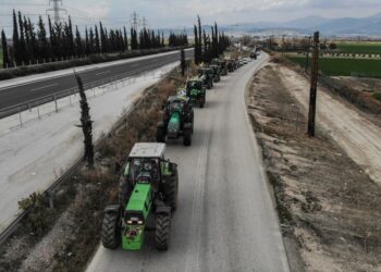 Tρακτέρ σε παράδρομο της εθνικής οδού Αθηνών - Λαμίας, στην Ανθήλη Φθιώτιδας (φωτ.: EUROKINISSI/Νάσος Σιμόπουλος)