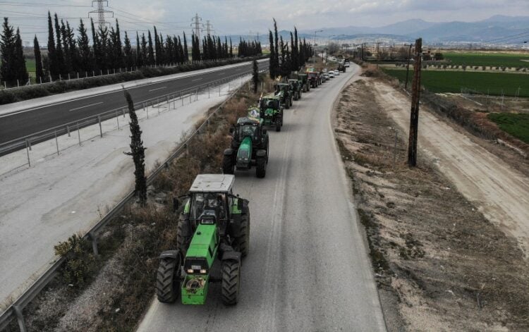 Tρακτέρ σε παράδρομο της εθνικής οδού Αθηνών - Λαμίας, στην Ανθήλη Φθιώτιδας (φωτ.: EUROKINISSI/Νάσος Σιμόπουλος)