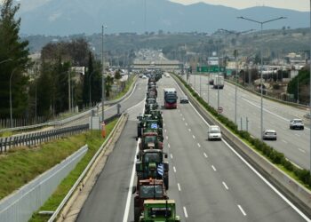 Τρακτέρ στην εθνική οδό μετά την αποχώρησή τους από την Αθήνα (φωτ.: EUROKINISSI/Μιχάλης Καραγιάννης)