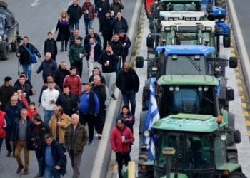 Στιγμιότυπο από τον συμβολικό αποκλεισμό του Πλατύκαμπου στη Λάρισα (φωτ.: ΑΠΕ-ΜΠΕ/Αποστόλης Ντόμαλης)