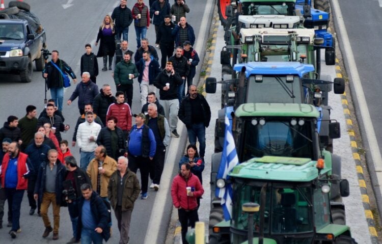 Στιγμιότυπο από τον συμβολικό αποκλεισμό του Πλατύκαμπου στη Λάρισα (φωτ.: ΑΠΕ-ΜΠΕ/Αποστόλης Ντόμαλης)