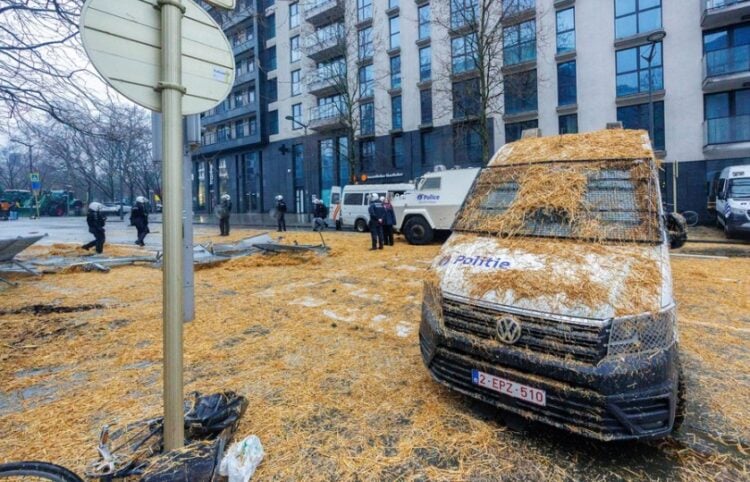 Περιπολικό έχει καλυφθεί με άχυρο στη διάρκεια διαμαρτυρίας των αγροτών στις Βρυξέλλες, παράλληλα με το συμβούλιο Γεωργίας και Αλιείας των 27 (φωτ.: EPA/Olivier Matthys)