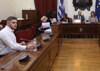 Αριστερά ο φοιτητής που καταθέτει στην Εξεταστική Επιτροπή για το δυστύχημα των Τεμπών
(φωτ.: EUROKINISSI / Γιάννης Παναγόπουλος)