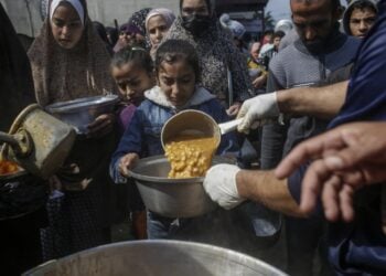 Εκτοπισμένοι Παλαιστίνιοι παίρνουν φαγητό στο συσσίτιο από Άραβες και Παλαιστίνιους δωρητές στη νότια Γάζα (φωτ.: EPA/Mohammed Saber)