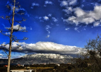 Χιονισμένες οι βουνοκορφές στα Γεράνεια Όρη στην Κορινθία (φωτ.: ΑΠΕ-ΜΠΕ / Βασίλης Ψωμάς)