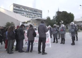 Δυνάμεις των ΜΑΤ εμπόδιζαν την είσοδο στο κτήριο διοίκησης του ΑΠΘ (φωτ.: glomex)