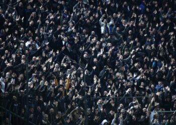 Οπαδοί στη διάρκεια του αγώνα ΠΑΟΚ-Ολυμπιακός στην Τούμπα (φωτ.: ΜΟΤΙΟΝΤΕΑΜ/Βασίλης Βερβερίδης)