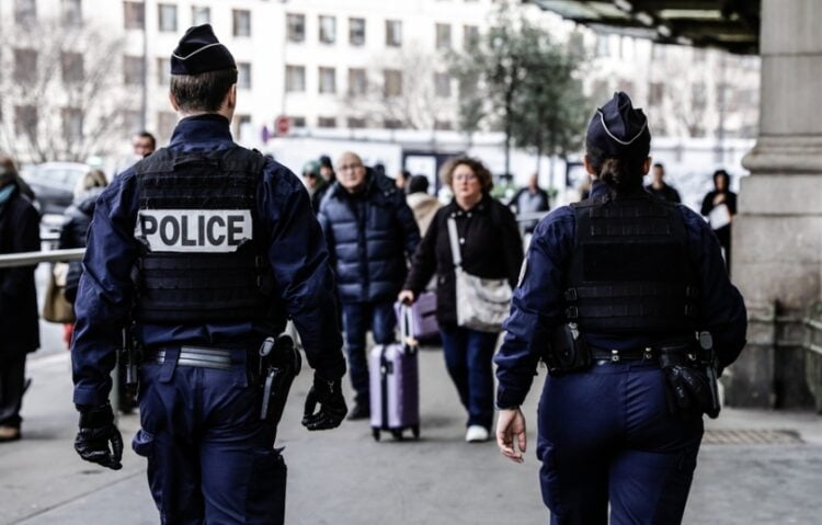 Αστυνομικοί περιπολούν γύρω από τον σιδηροδρομικό σταθμό Γκαρ ντε Λιόν στο Παρίσι (φωτ.: ΕΡΑ/Teresa Suarez)