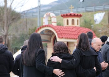 Στιγμιότυπο από το τρισάγιο που έγινε στα Τέμπη για τα θύματα του σιδηροδρομικού δυστυχήματος (φωτ.: EUROKINISSI)