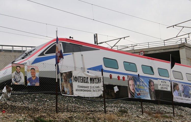 Στιγμιότυπο από τρισάγιο που έγινε στα Τέμπη για τα θύματα του σιδηροδρομικού δυστυχήματος (φωτ.: EUROKINISSI)