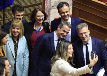 Χαμόγελα και σέλφι στη Βουλή μετά την ψήφιση του νομοσχεδίου (φωτ.:
EUROKINISSI / Γιώργος Κονταρίνης)