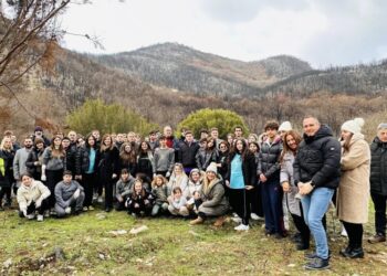 Αναμνηστική φωτογραφία από τη δεντροφύτευση (φωτ.: facebook/Zographeio Lykeio)