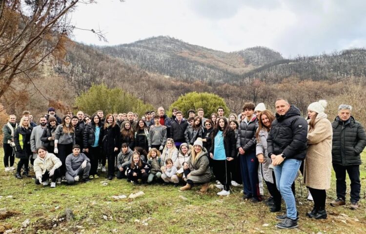 Αναμνηστική φωτογραφία από τη δεντροφύτευση (φωτ.: facebook/Zographeio Lykeio)